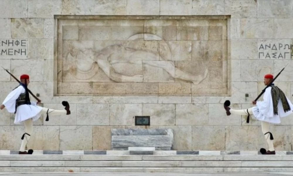 ΠτΔ: Eυχήθηκε στην Προεδρική Φρουρά για τα 153 χρόνια πορείας της